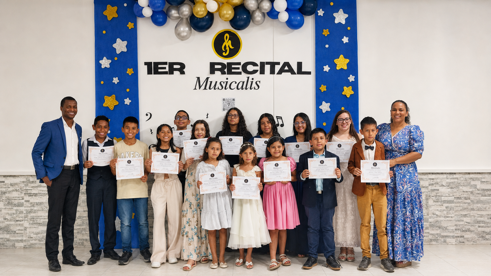 Estudiantes y profesores de Musicalis al finalizar su primer recital